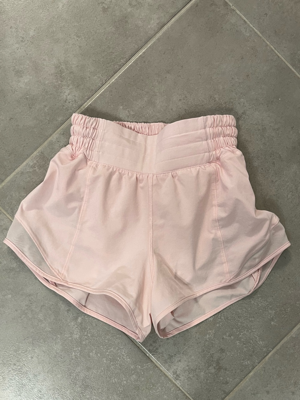 Lululemon pink Strawberry Milkshake 2.5” Hotty Hot Shorts. High rise. Size 0.